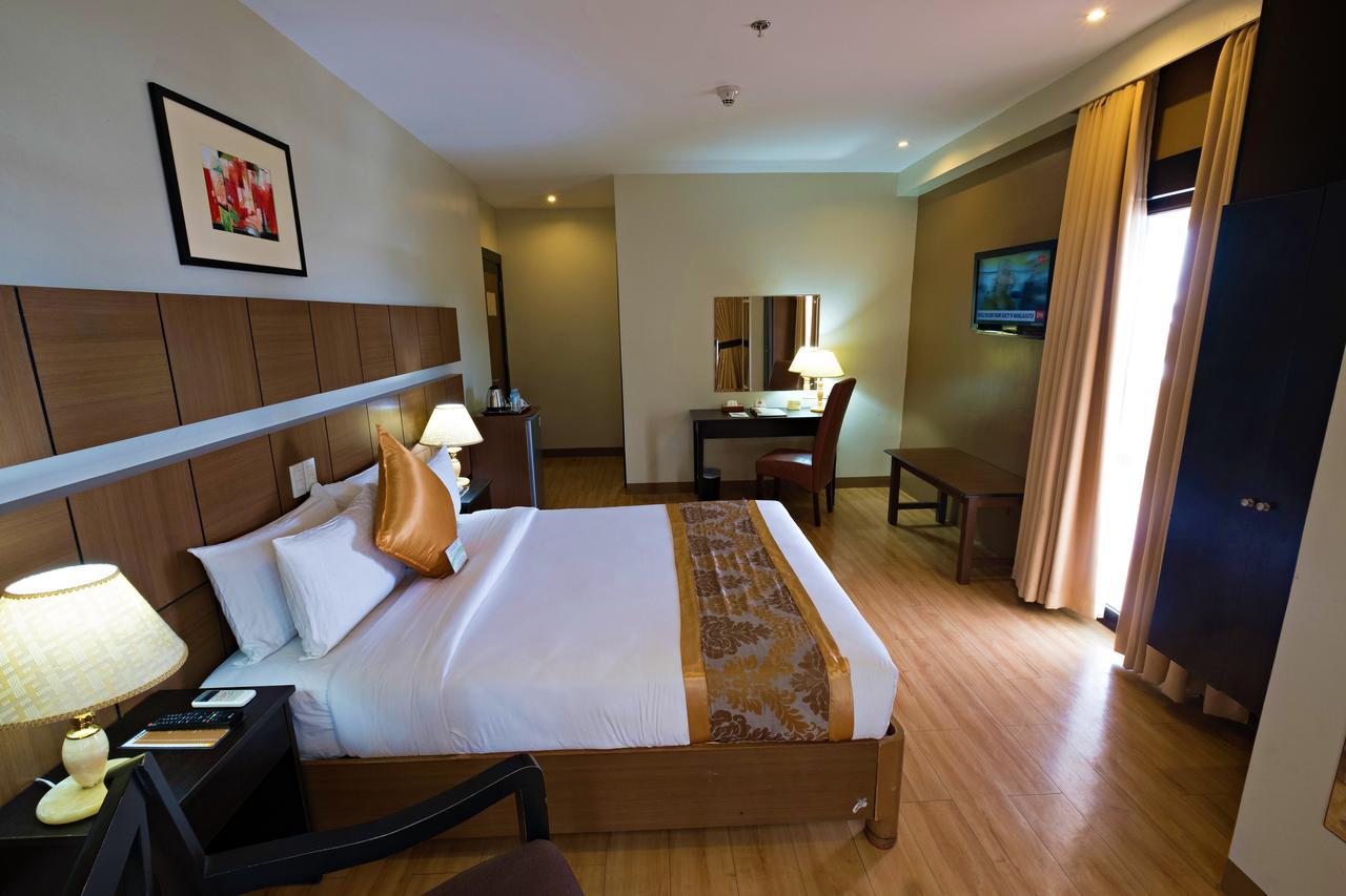 The Pinnacle Hotel And Suites Davao City Eksteriør bilde